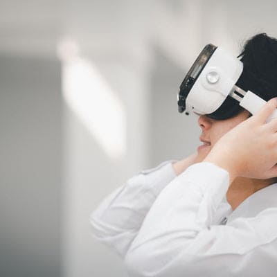 نظارات الواقع الافتراضي ايوس